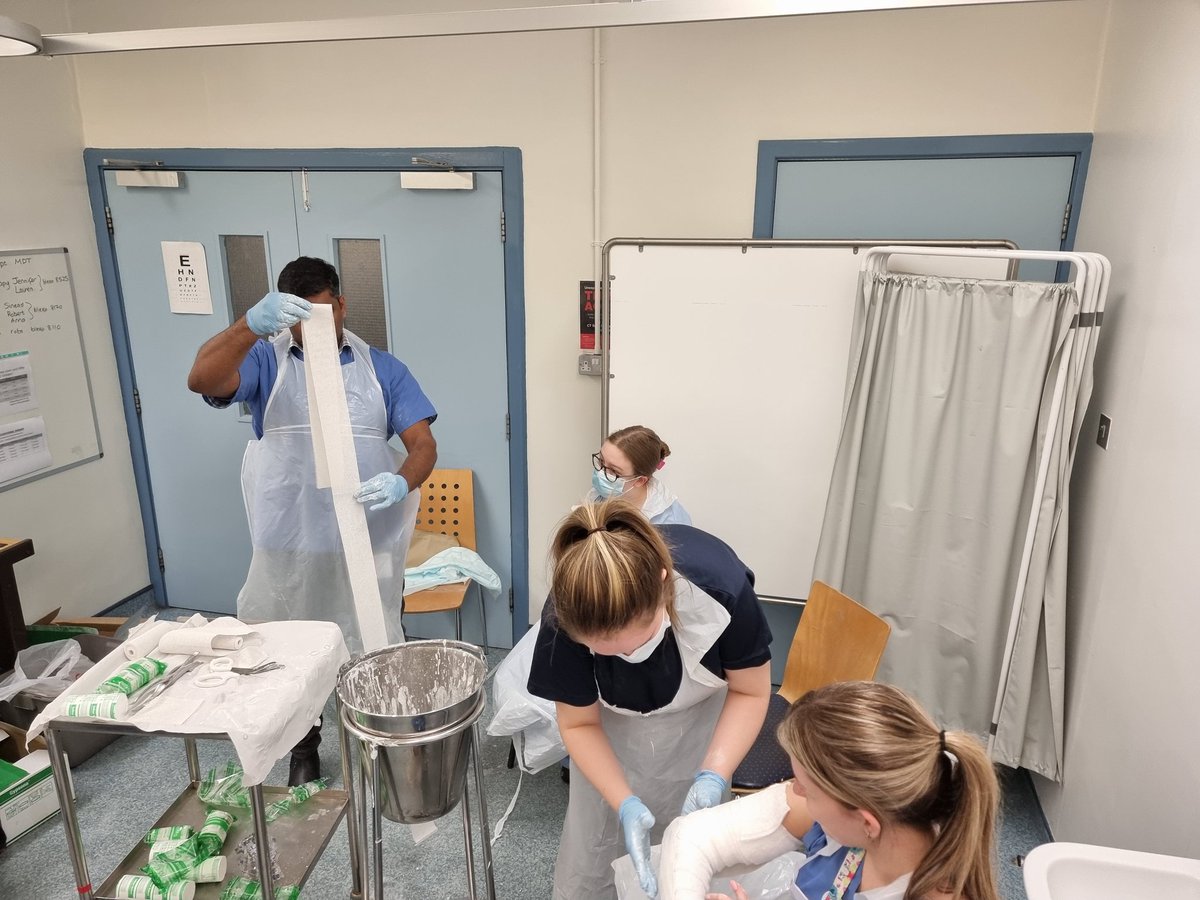 Another great day plaster training here in Altnagelvin ED! We love when students are on placement and can join in on the fun 🤗🦵🦴❤️‍🩹 #emergencynursing @EmergNursesNI #plastertraining #minorinjuries @WesternHSCTrust @UlsterUniSoNP @QUBSONM