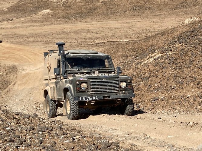 Army General Service @LandRover_UK  being put through their paces in #Oman during #KhanjarOman. The driver training course <a href="/Comdt_DST/">Comdt</a> conducted in the austere and challenging desert environment of Ras Madrakah, has qualified #2SCOTS BG drivers for use on future tasks.