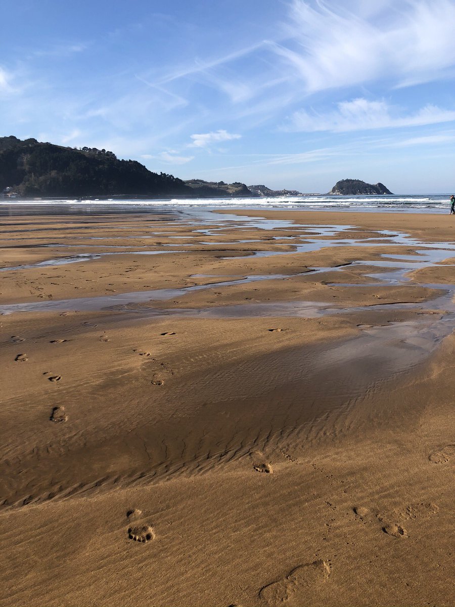 juste_pauline's tweet image. Les pieds dans l’eau à Zarautz, en Espagne, le 1er janvier 2020, quand on croyait encore que l’année serait « normale » #BattlePhoto