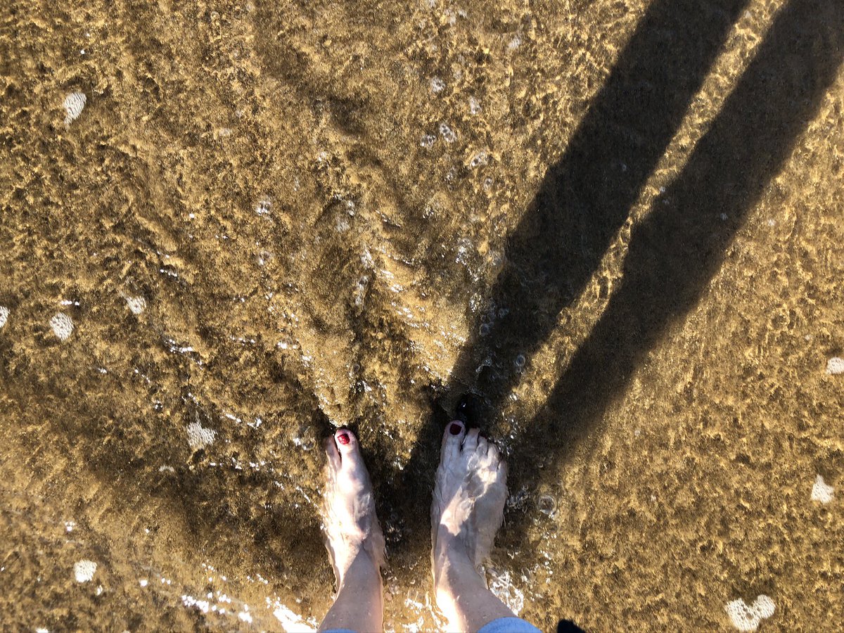 juste_pauline's tweet image. Les pieds dans l’eau à Zarautz, en Espagne, le 1er janvier 2020, quand on croyait encore que l’année serait « normale » #BattlePhoto