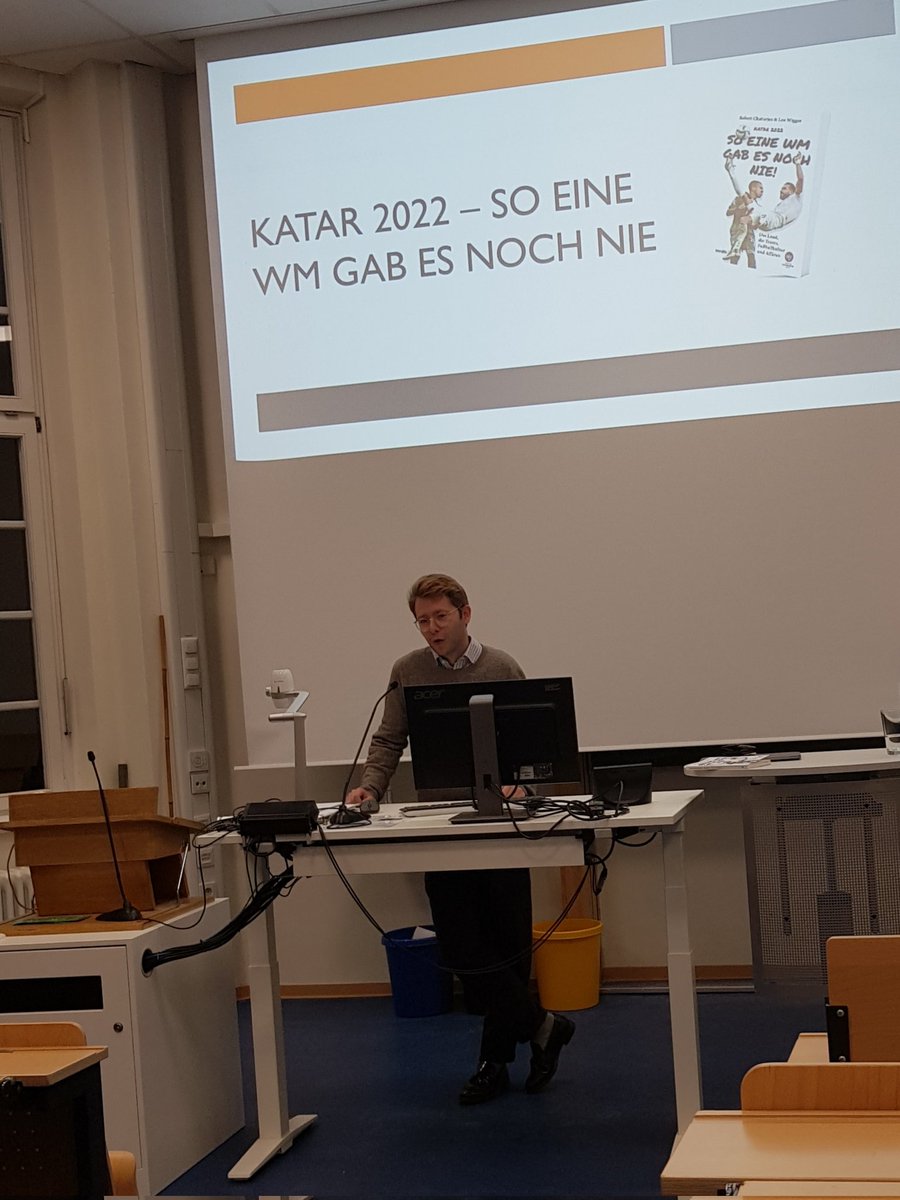 Brillanter Vortrag v. <a href="/LeoWigger/">Leo Wigger</a> am <a href="/cnms_mr/">Centrum für Nah- und Mittelost-Studien (CNMS)</a>: Diese #WM2022 in #Katar sollte jedem ein Anlass sein, sich kritisch mit Arbeitsmigration, globaler Ungleichheit &amp; univers. Menschenrechten auseinanderzusetzen. Am besten verlässt man dafür das hohe Ross d. moralischen Überlegenheit.