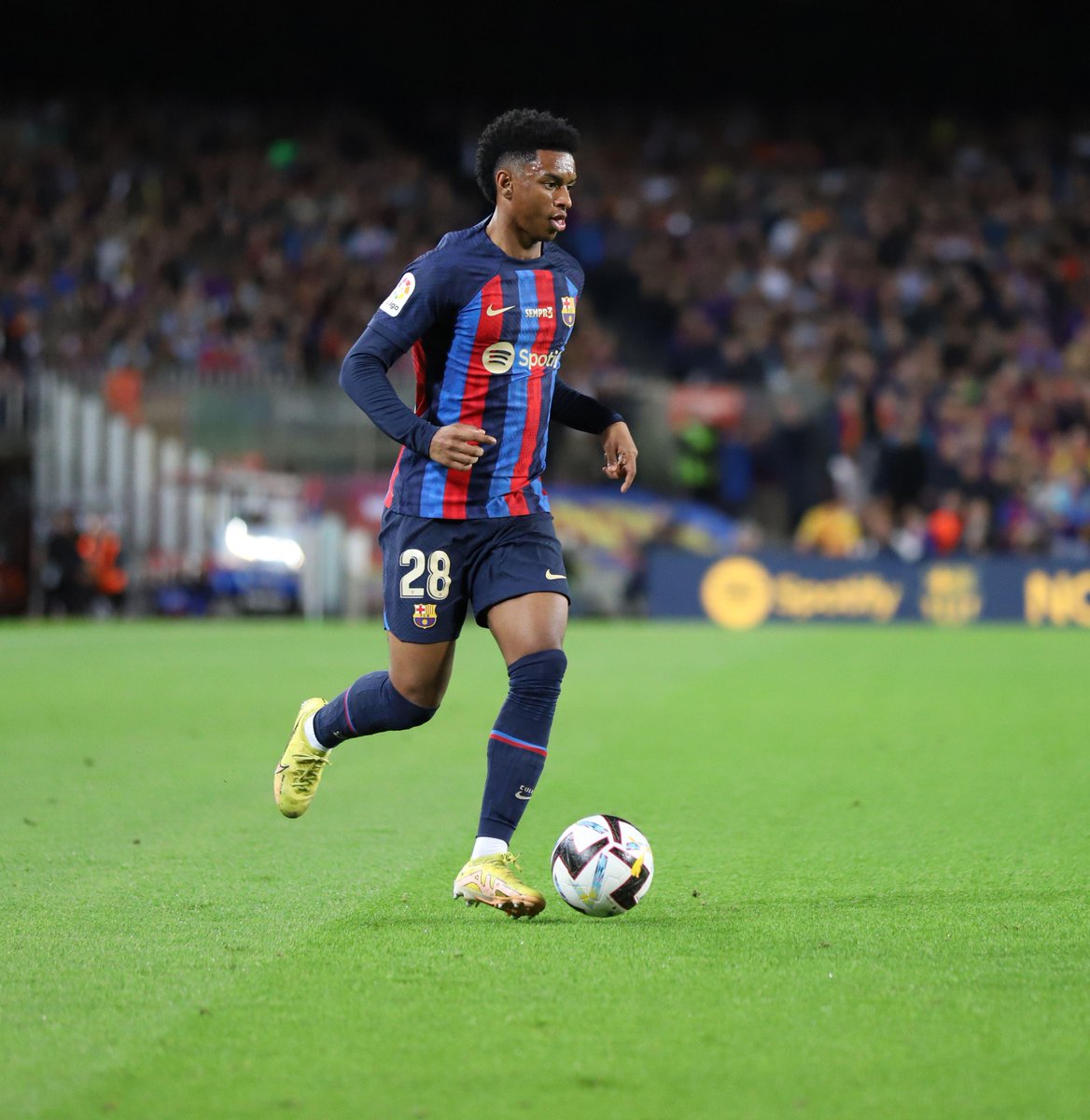 Squawka's tweet photo. Alejandro Balde's game by numbers vs Osasuna:

100% dribble success
8 duels won (most)
7 possession won
4 final third entries
3 tackles won (most)
2 fouls won

Impressive at both left-back and right-back. 👀 https://t.co/Z0YKwwL20J