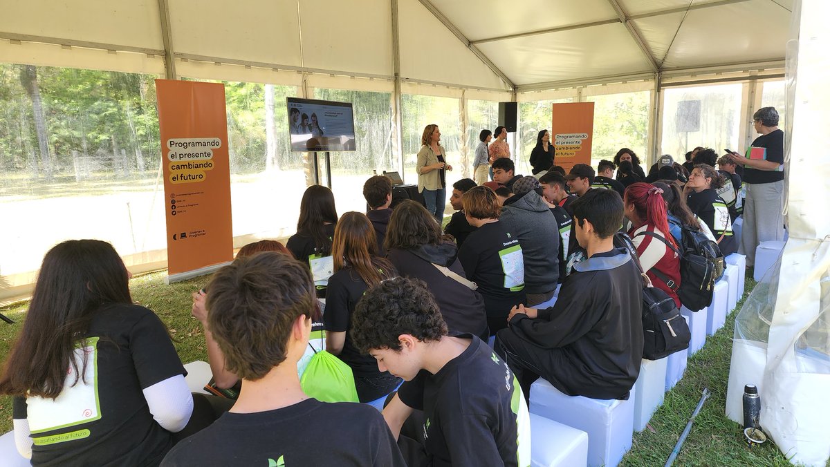 leandro_folgar's tweet photo. Divino día, tremendo ambiente. Una jornada con gran hilo conductor a cargo del equipo de #AprenderTodos de @Ceibal. ¡600 estudiantes y 100 docentes de 50 centros de educación técnica! Muy bueno volver a encontrarnos. Y muy buen nivel de proyectos de @UTU_Uruguay. 👌 https://t.co/wieL0qFU47