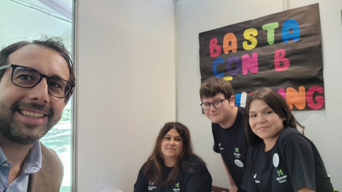 leandro_folgar's tweet photo. Divino día, tremendo ambiente. Una jornada con gran hilo conductor a cargo del equipo de #AprenderTodos de @Ceibal. ¡600 estudiantes y 100 docentes de 50 centros de educación técnica! Muy bueno volver a encontrarnos. Y muy buen nivel de proyectos de @UTU_Uruguay. 👌 https://t.co/wieL0qFU47