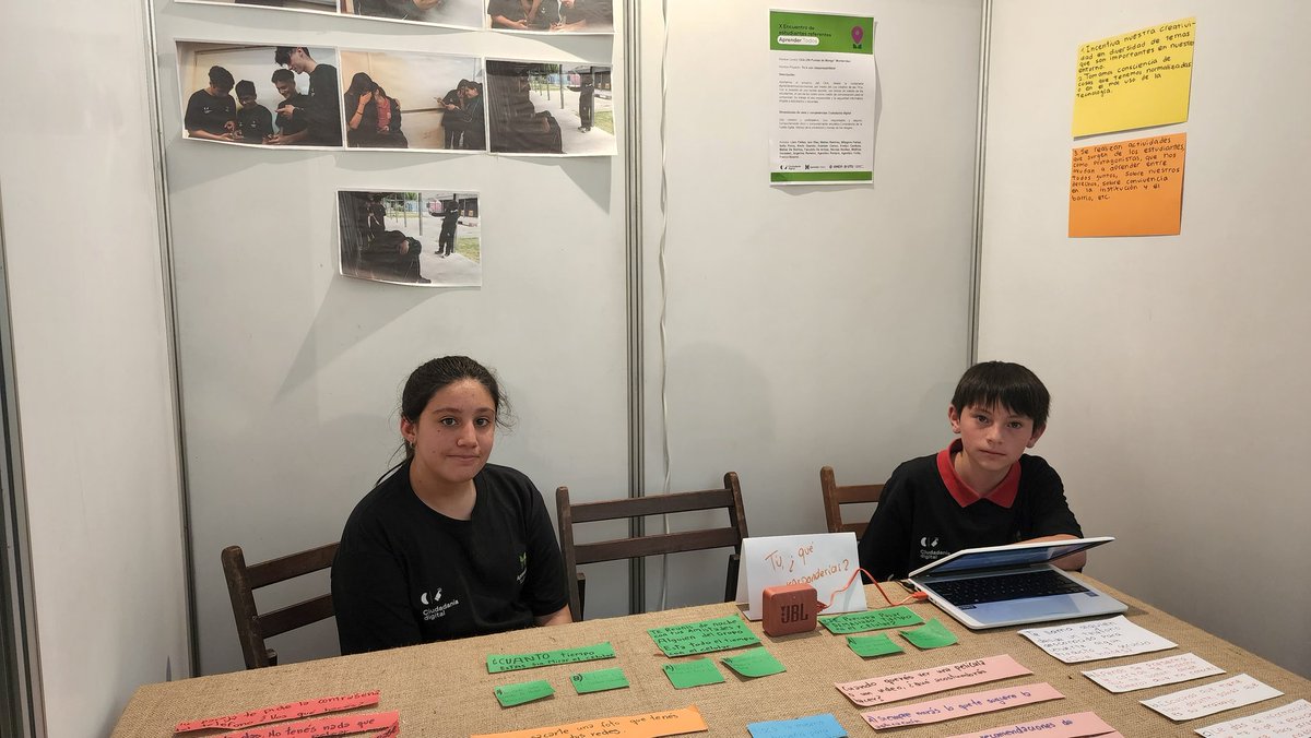 leandro_folgar's tweet photo. Divino día, tremendo ambiente. Una jornada con gran hilo conductor a cargo del equipo de #AprenderTodos de @Ceibal. ¡600 estudiantes y 100 docentes de 50 centros de educación técnica! Muy bueno volver a encontrarnos. Y muy buen nivel de proyectos de @UTU_Uruguay. 👌 https://t.co/wieL0qFU47