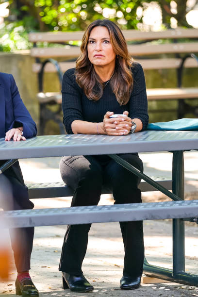 appleofhisai's tweet photo. 1st pic: Mentally, right now? I'm here    But Lord knows bow much I want to be on this side (2nd Pic)
#MariskaHargitay #mariska #tired
#shemakesmesmile #oliviabenson https://t.co/2CdYKA6Kri