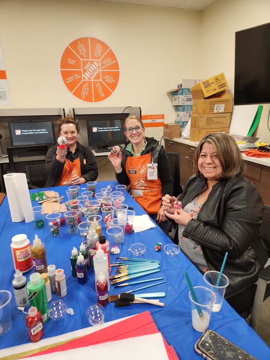 ClaireBailey831's tweet image. Craft time! Decorating ornaments for our winter wonderland! #howdoersgetmoredone #winterwonderland #lasmerasmeras @BetsyHeRnanDz24 @NatetheGreatHD @achileman23 @MPorterHD1948 @RoryBertrand @angiebaby100 @HDLeenaGonzalez
