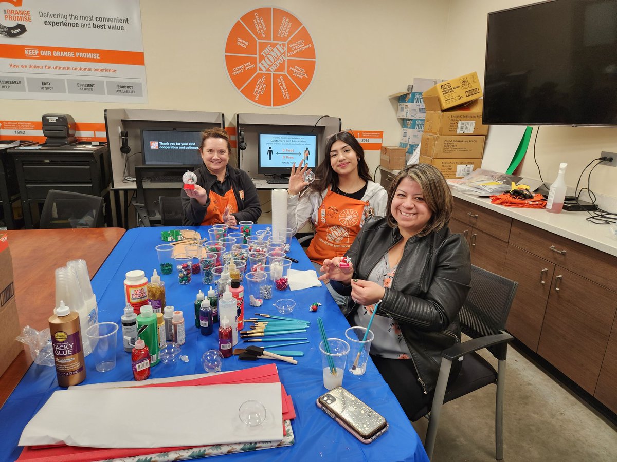 ClaireBailey831's tweet image. Craft time! Decorating ornaments for our winter wonderland! #howdoersgetmoredone #winterwonderland #lasmerasmeras @BetsyHeRnanDz24 @NatetheGreatHD @achileman23 @MPorterHD1948 @RoryBertrand @angiebaby100 @HDLeenaGonzalez