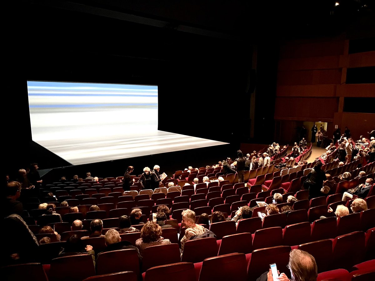 PatMarchesini's tweet photo. Dans le cadre du projet Danse /Lettres, les 3e5 et 3e6 du @clgleracinay assistent à la représentation « Requiem - La Mort joyeuse », mise en scène par Béatrice Massin et interprétée par 12 danseurs de la compagnie Fêtes Galantes. https://t.co/NxfLzpdRbl