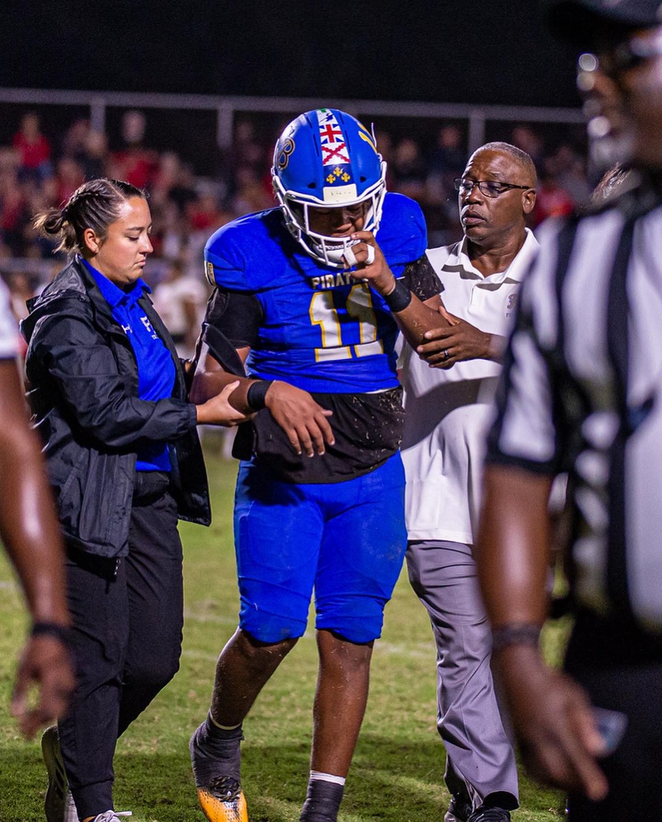 Hobday_12's tweet photo. Football photo dump now that the season is over🏈 

Top 3 things my kids said to me throughout the season:
- “Coach SiSi, what time is it/how much longer do we have?”
- “Coach SiSi, do you have any Advil?”
- “Coach SiSi, I think I broke (insert body part here).” https://t.co/jWmWR9ZDOv