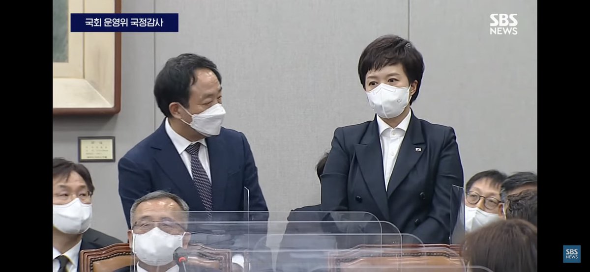 떠들다 걸린 사람.jpg

<떠들다 걸린 사람.jpg>

강승규 수석과 김은혜 수석이 강득구 의원의 국정감사 질의 중 “웃기고 있네”라는 필담을 나눴다고 합니다. 언론보도가 되고 국감 현장에서 야당의 문제제기가 있고 당사자가 누군지를 묻자 두 사람이 일어났습니다.