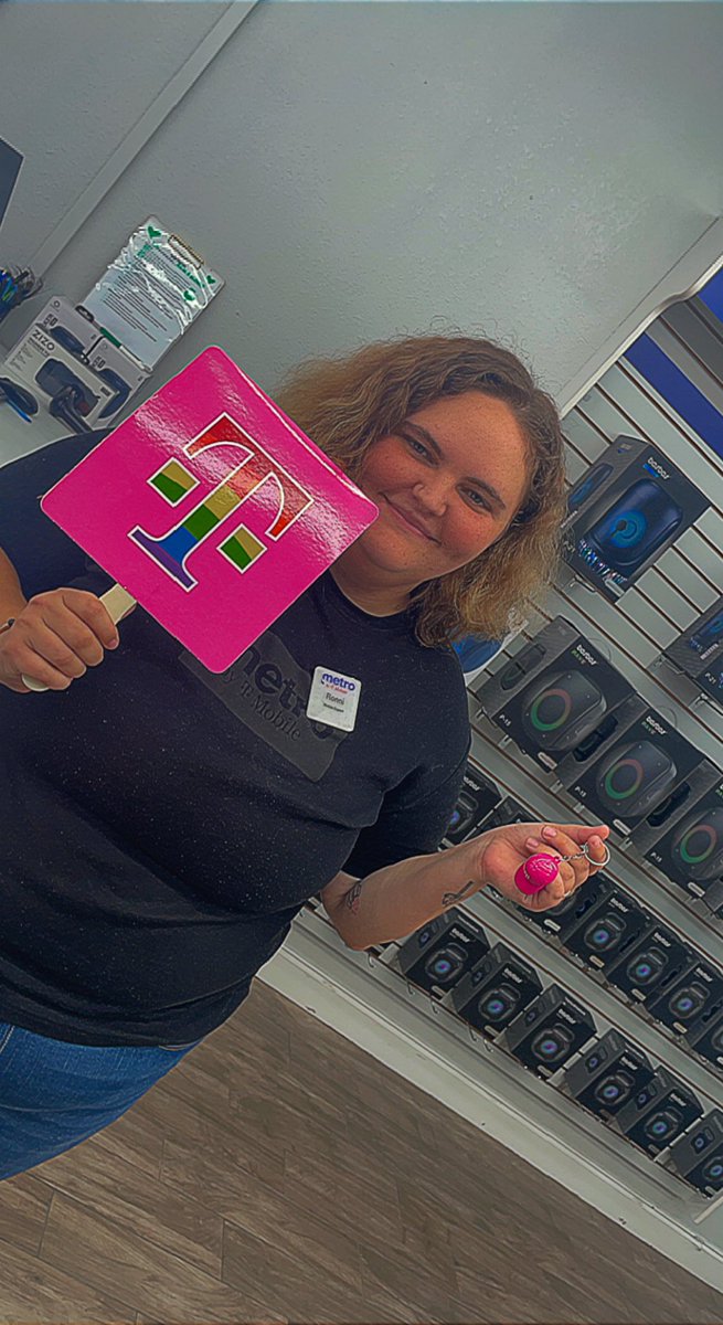 Bella_Bellz5's tweet photo. #metrobytmobile Store visits are always fun! Sometimes I bring goodies! Lol Go Ronnie! #teammilton https://t.co/S7mrATfeut