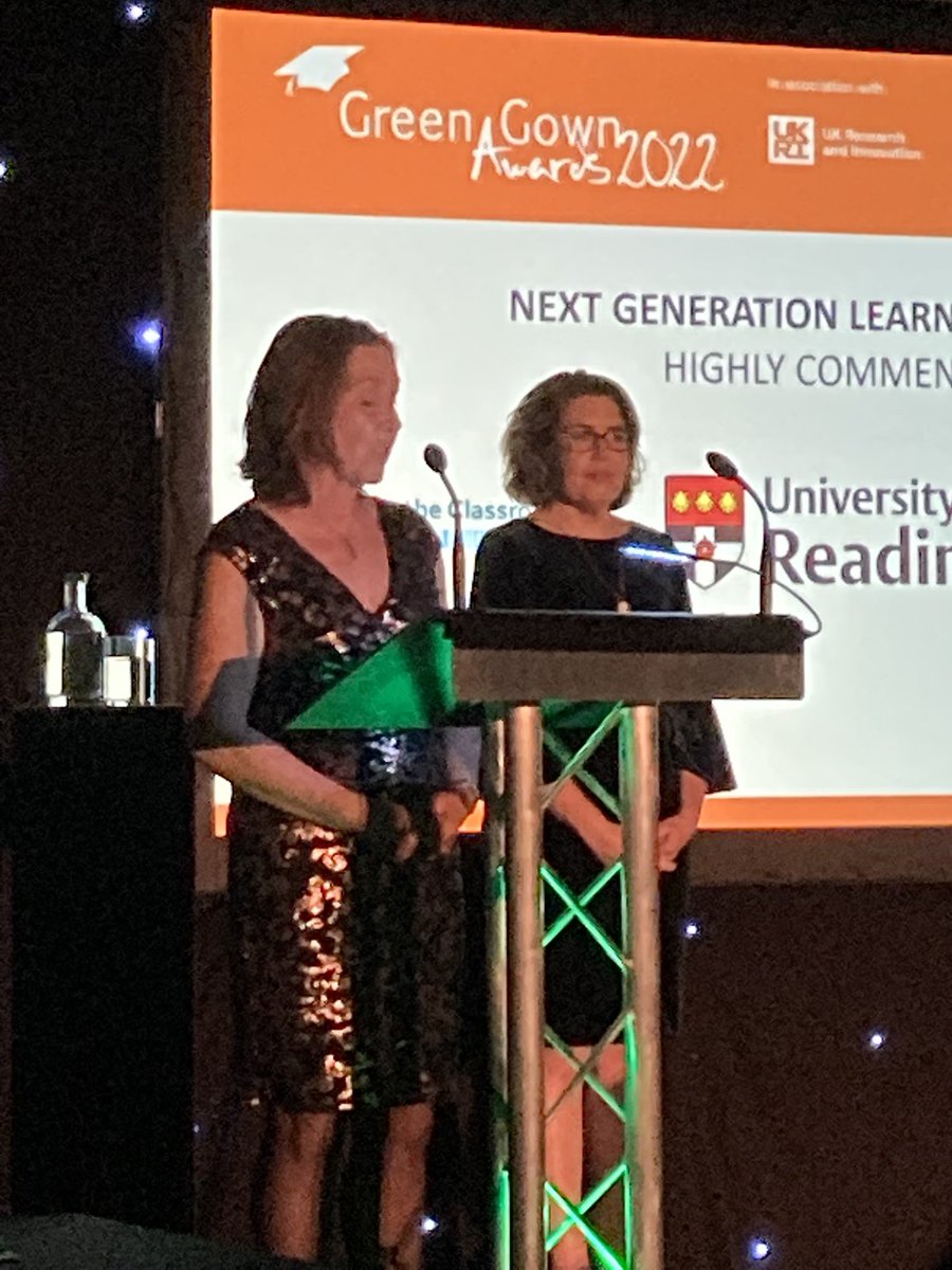 KimKDO's tweet photo. @greengowns @hack_kay presents awards @AdvanceHE #learningandskills https://t.co/EFFd3lKqsw
