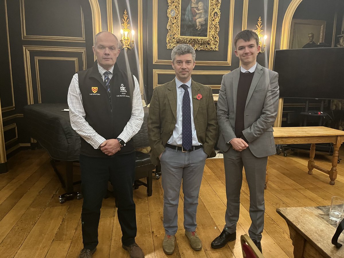 OratoryAlumni's tweet photo. Thank you @T1ger_Str1pes #OldOratorian for delivering such a fascinating Loquitur to our pupils - his talk on his experience in the Military was insightful, honest, and inspiring. Thank you for coming back @oratoryschool! #OratoryCuriosity #OratoryRespect  ⚫️🟡 https://t.co/qnQz9pADA9