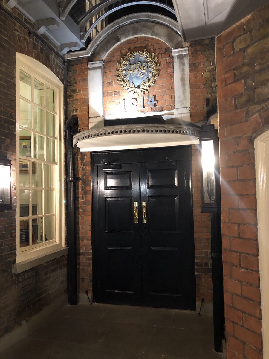 neojaponism's tweet image. …And the house was a beauty!
A handsome Georgian building in the heart of Bloomsbury.

 #shodocourse #shodoschool