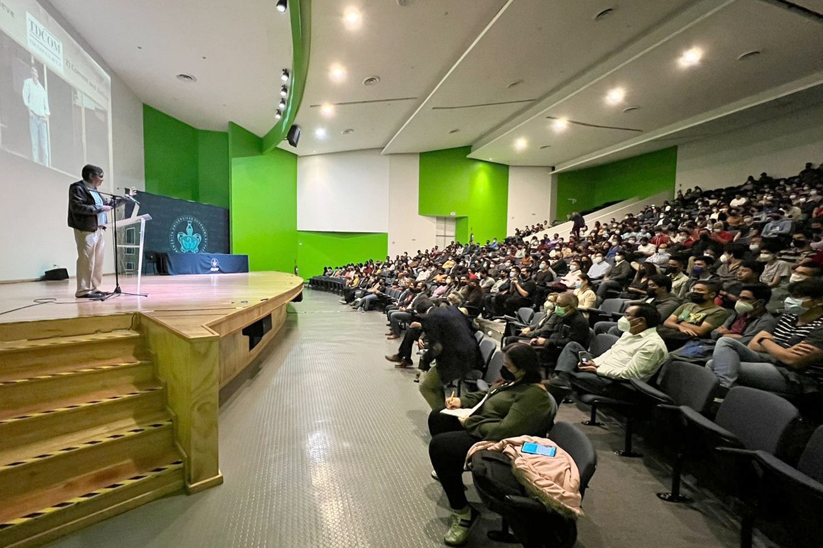 BUAPoficial's tweet photo. 📰#BoletínBUAP

La BUAP, sede de la Reunión Anual de la Red de Laboratorios de Innovación 2022.

Jesús Palomino Echartea, CEO de Intel Guadalajara y orgulloso egresado BUAP, dictó la primera conferencia magistral.

ℹ️Más información aquí: https://t.co/UoHaQLVycI https://t.co/Ky78mfQbfD