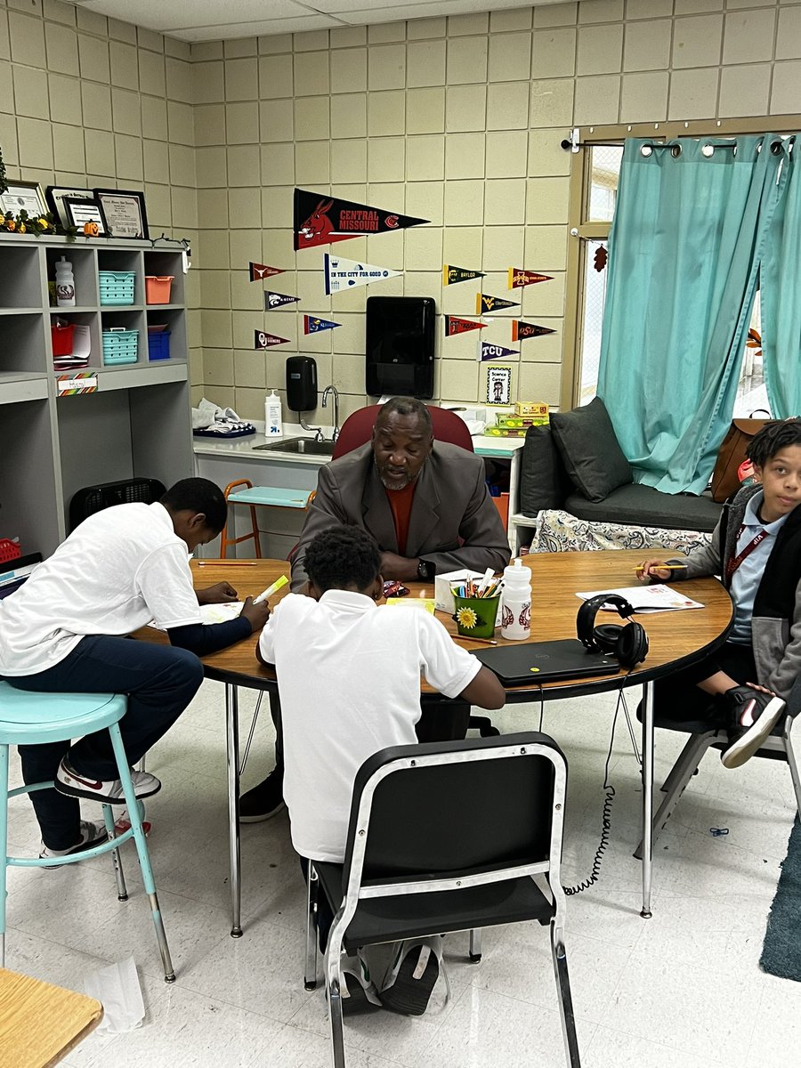 KCPS_Knotts's tweet photo. Mentorship is essential! Our administration team makes sure we instill the importance of education into your students. We embrace smooth transitions back into neighborhood schools by strong mentoring. Mr. Floyd Wilson &amp; a few of his mentees 🤗 https://t.co/5jMGvDWXKp