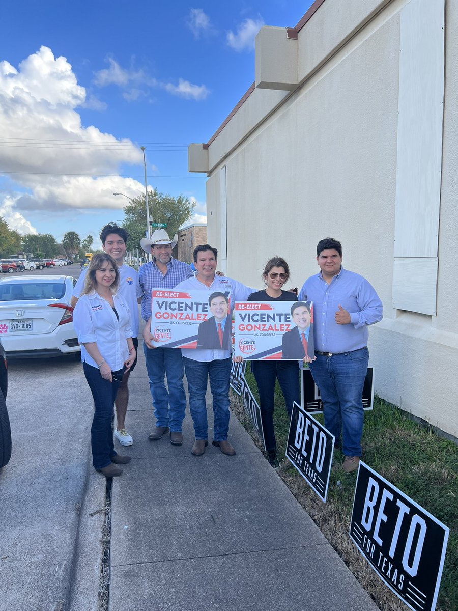 We are TWO hours away from polls closing! If you’re in line, you know what to do! #TX34 #VicenteConLaGente