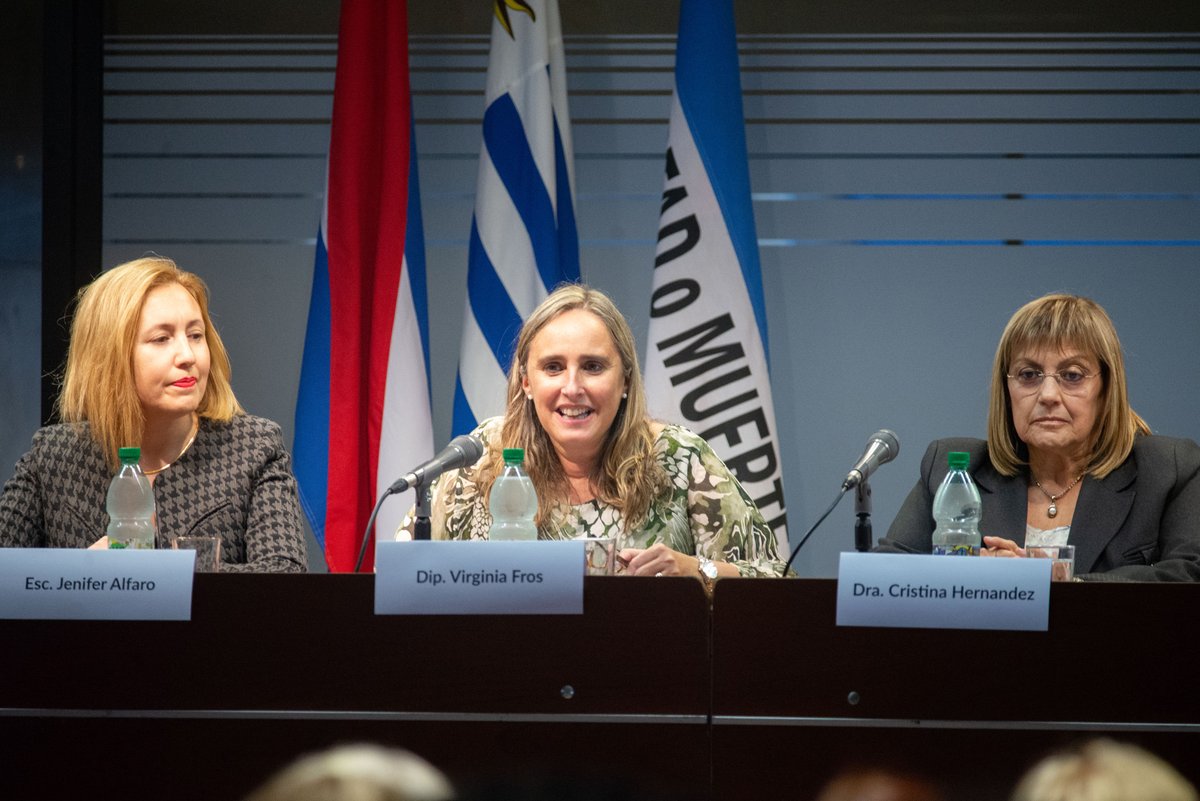 DiputadosUY's tweet photo. Se llevó a cabo en la sala Acuña de Figueroa del edificio José Artigas, una conferencia sobre "Mediación", organizada por la Dip. @VirginiaFrosAlv y con la participación -en la oratoria- de la Vicepresidenta de la República y Presidenta de la Asamblea General y de la Cámara de https://t.co/jKEEN0Sdav