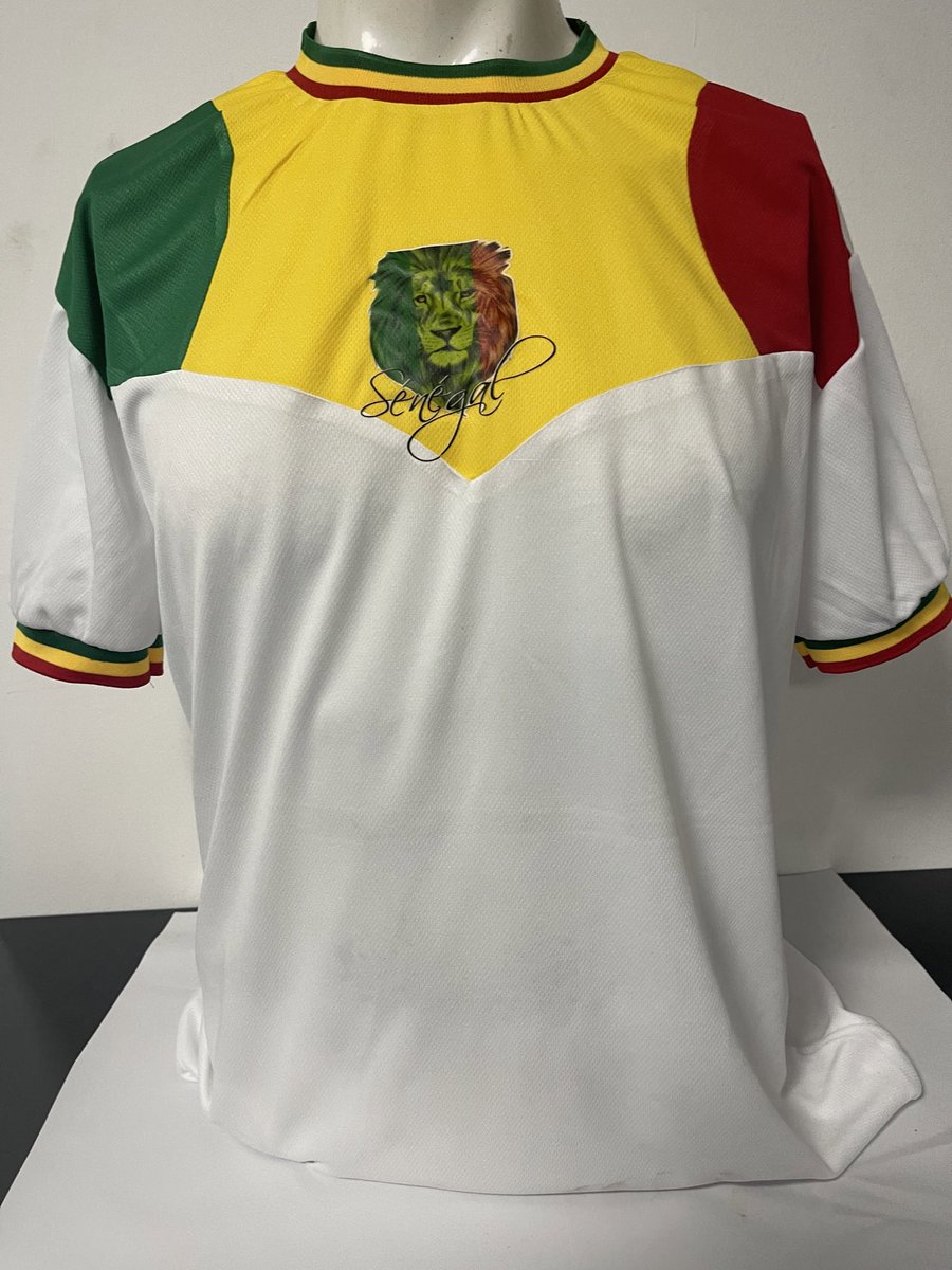 Macodoufall55's tweet image. Ce maillot de supporter conçu et fabriqué par la NSTS à Thiès coûte 6000 cfa !!! Il existe en blanc et en vert.