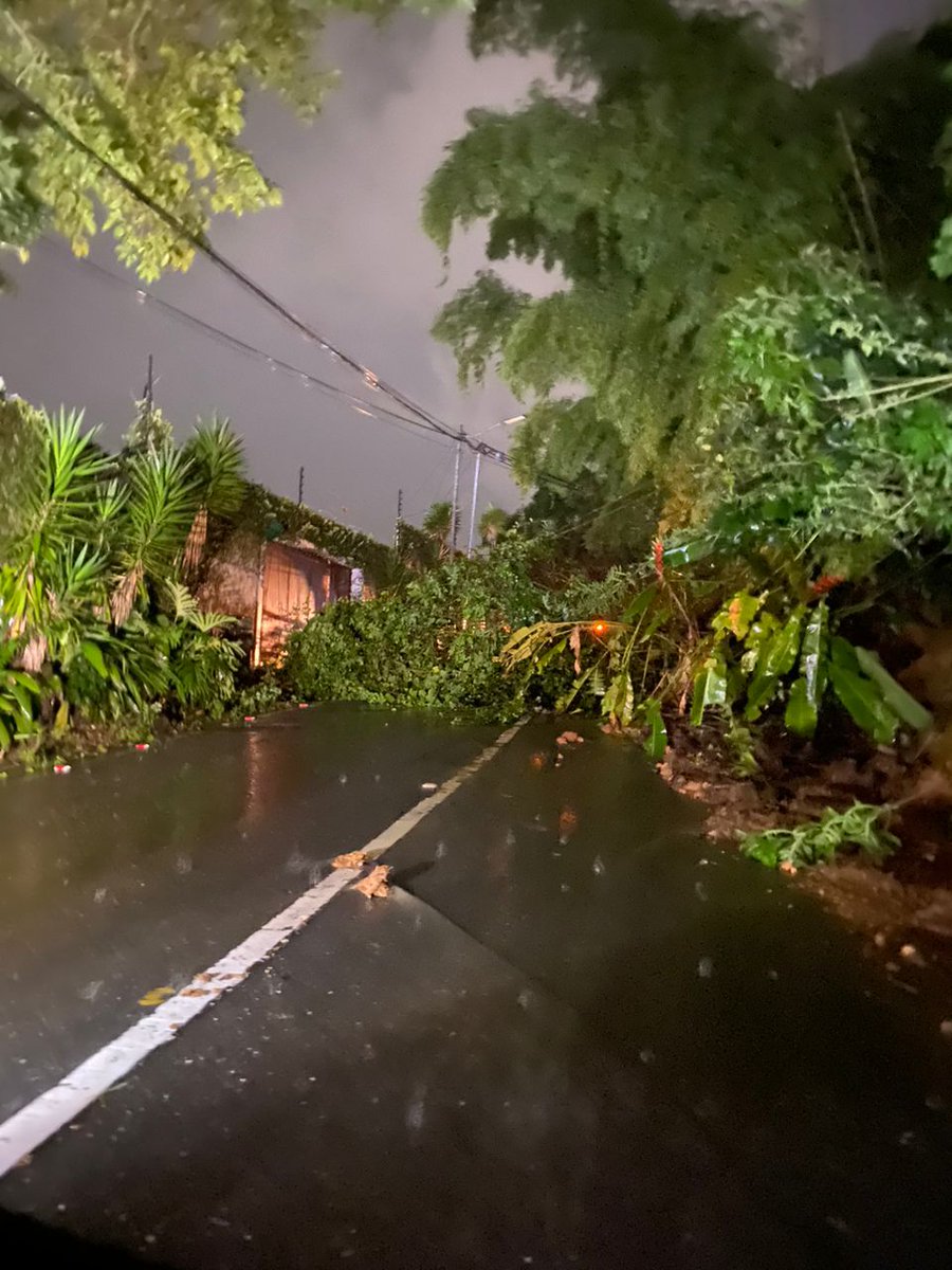 FMCENTER's tweet photo. "Vía obstruida en ambos sentidos Calle La Unión entre salida Vía Solares del Carmen hacia Alto Hatillo. Tomen desvío".

Vía - @andresraulpaezp

 https://t.co/22AikAsX9m