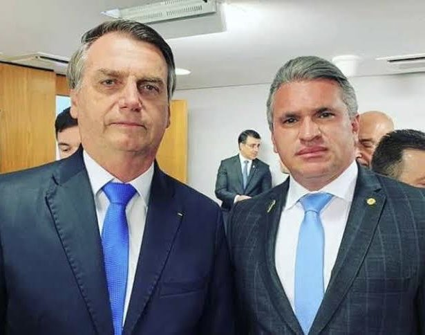 choqueii_'s tweet photo. 🚨AGORA: Julian Lemos, ex-aliado de Bolsonaro, diz que o presidente bate em Michelle Bolsonaro.

“A relação é de fachada. Ela não quer nem ver ele. Nas primeiras férias dele, que ele foi pra uma ilha, ela foi colocar um silicone e ele deu uns tapas nela!”.
JAIR BATE EM MULHER https://t.co/GvJcmVbf5q