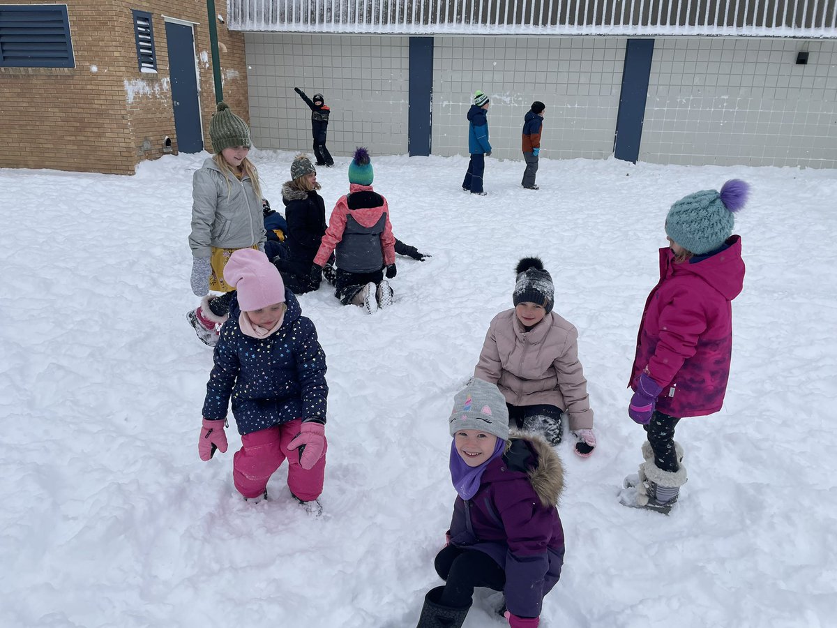 PrincipalMrW's tweet photo. Fresh snow is just a great excuse to play outside. Our #HughCairnsVC students love to #PlayOutside #Move2Grow https://t.co/V8WL9hAnNl