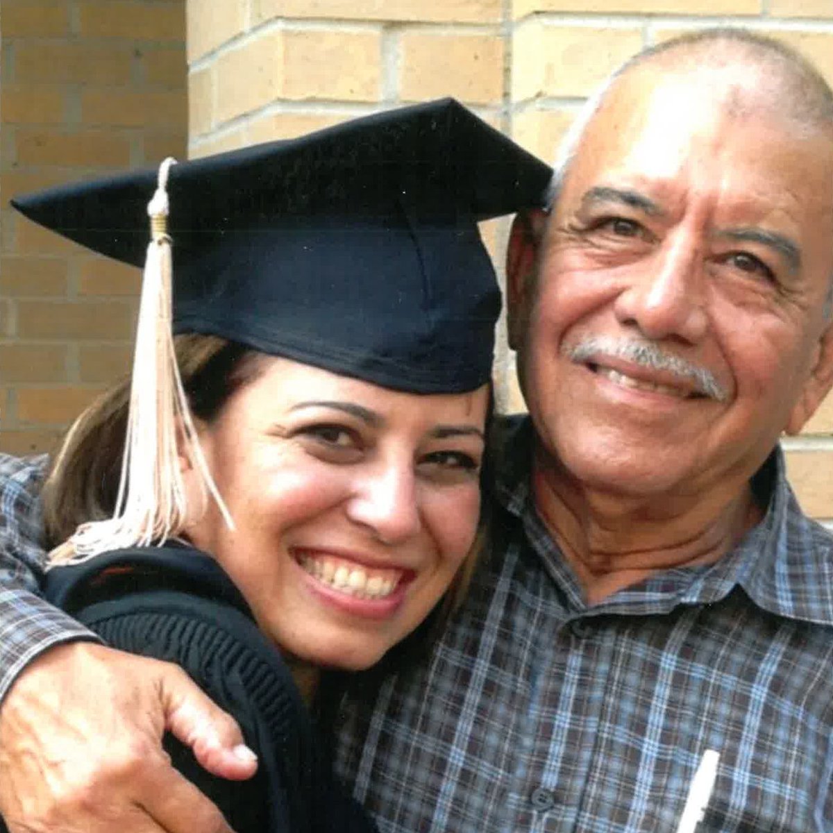 UTSAvpba's tweet image. I am a proud first-gen graduate and am so grateful to my familia who supported me throughout my journey. My experience motivates my work in higher ed and I am inspired by UTSA's commitment to celebrating our first-gen students!

#CelebrateFirstGen #FirstGenUTSA #FirstGenOrgullo