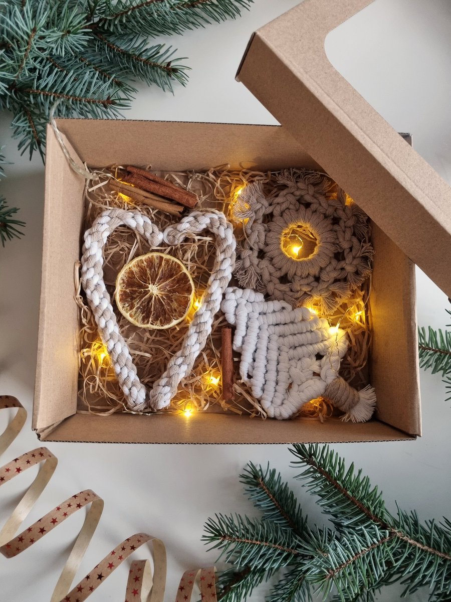DesignsStilin's tweet photo. Krećemo s božićnom kolekcijom! 🎅 🥳

Predstavljam vam kombinaciju ukrasa za ljubitelje neutralnih boja i prirodnih materijala, a sastoji se od borića, pahulje i dva candy cane štapića.

Za najljepši Božić uz Stilin Designs ❤️🌲

#holidays2022 #bozic #bozicnipokloni #makrame https://t.co/poyH9UerWA