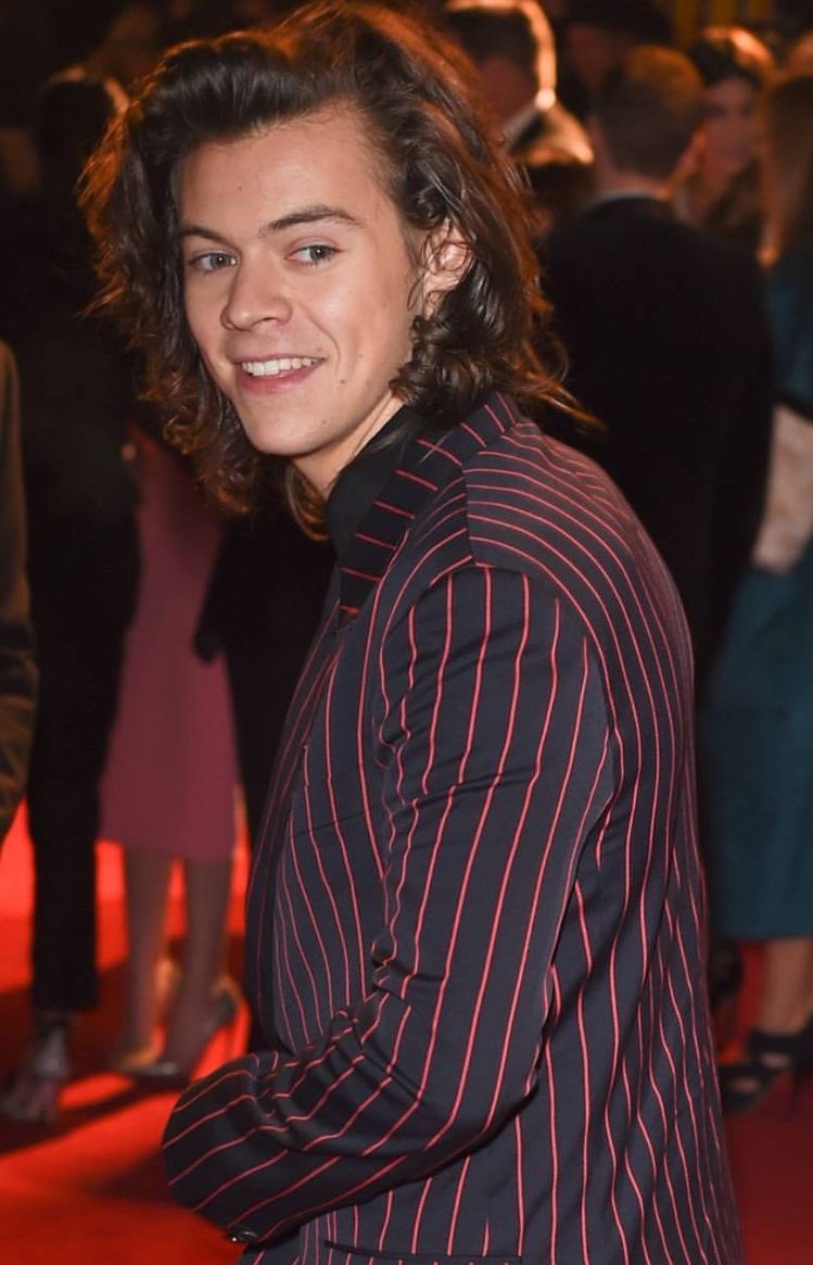 hsprncera's tweet photo. si llegamos a 100 respuestas subo 15 fotos/gifs de prince harry 💘

I’m voting for Harry Styles for Artist of The Year at the #AMAs https://t.co/IOqx3SNfK0