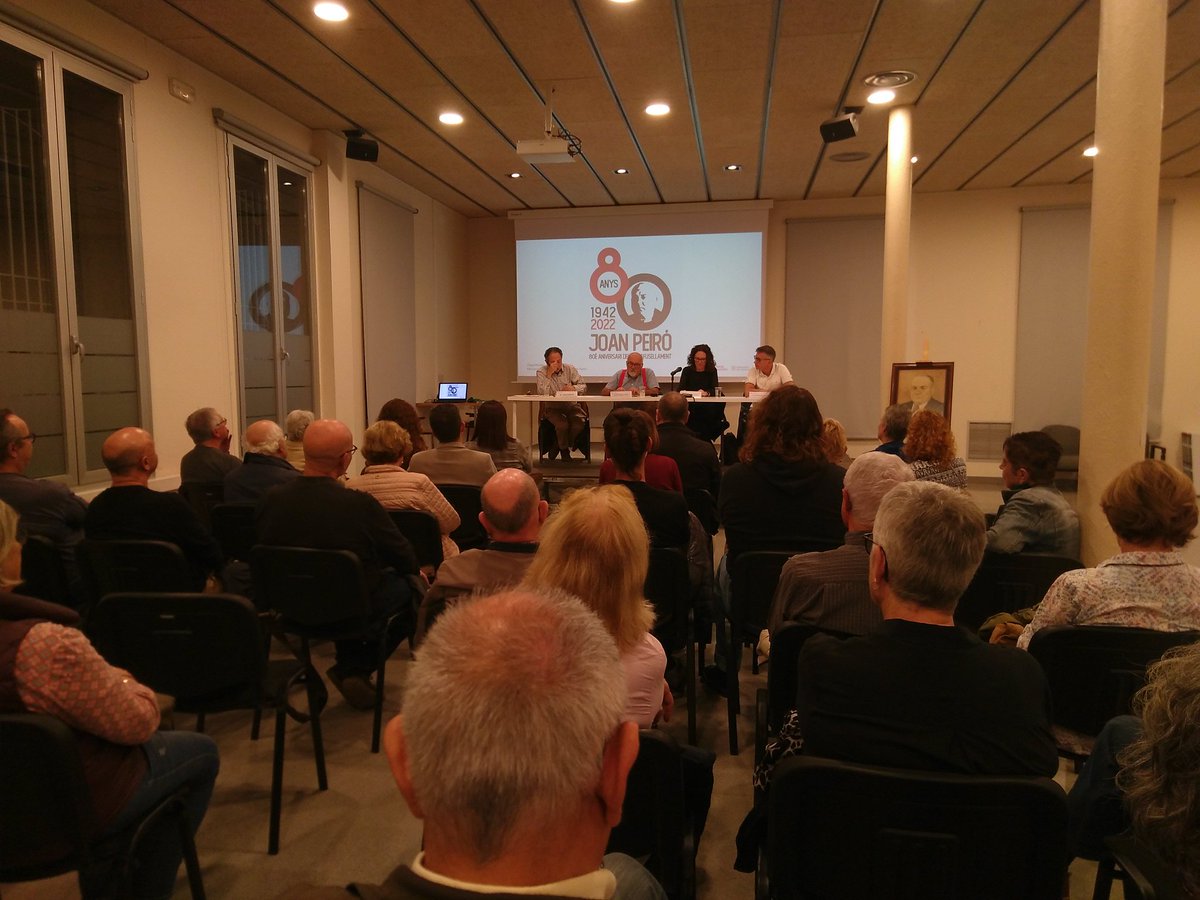 Ara mateix segona taula rodona dedicada a #JoanPeiró en motiu dels 80 anys del seu afusellament. Aquesta vegada al #CafèdeMar de #Mataró. Coorganitzada amb el #MemorialDemocràtic. Gràcies @catmemoria @tvmataro @radiolaveutv, Família #Peiró i assistents.