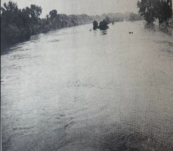 BCHistory_KSOil's tweet photo. El Dorado's worst flood poured its waters over the north and east sections of El Dorado on May 27, 1953, claiming two lives and causing property damage in excess of $1M. This view is of the swollen Walnut River looking south. 

Pic &amp; info from our book at https://t.co/IeWV7W749S https://t.co/HrYQ215LMV