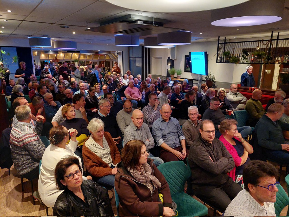 Commanderie stroomt vol voor infoavond over de bouw van een onderkomen voor zo'n 400 arbeidsmigranten op de grens van Tilburg en Riel. Het dorp loopt ertegen te hoop.