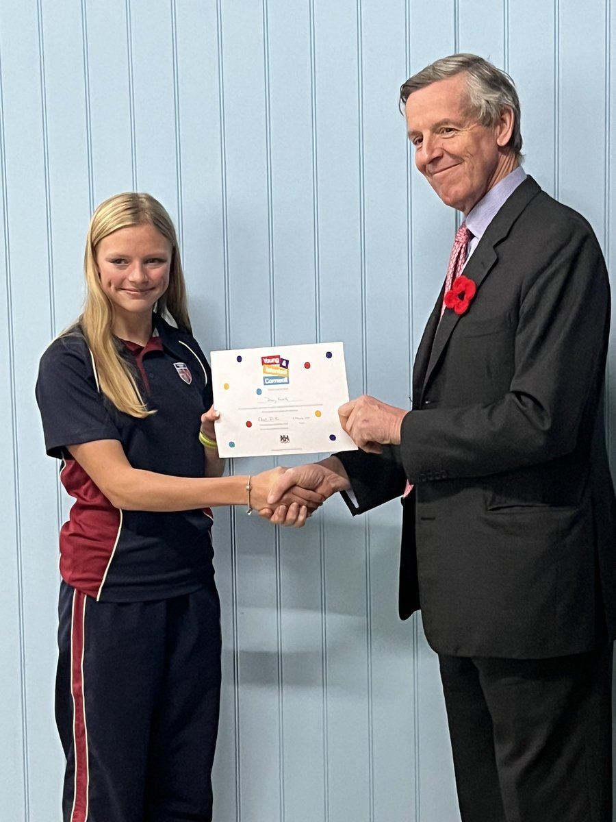 Daisy Hassell tweet media