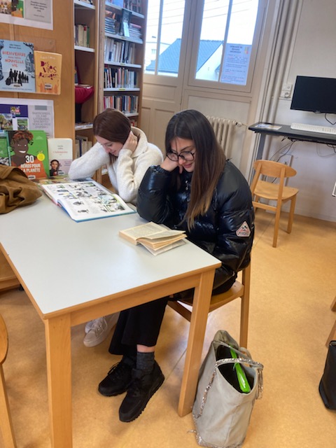balandiersophie's tweet photo. La sensibilisation à la lecture se poursuit en Culture Générale pour les étudiants de BTS SAM2. Prendre le temps de se poser pour découvrir un livre et peut-être faire naître la passion de lire.
#lyceejarennes #btssam #acrennes https://t.co/OOWkrrRK0A