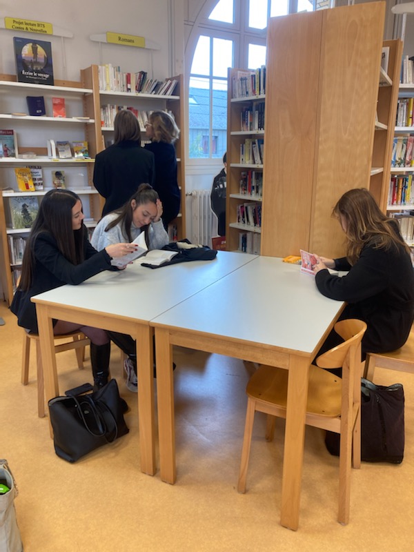 balandiersophie's tweet photo. La sensibilisation à la lecture se poursuit en Culture Générale pour les étudiants de BTS SAM2. Prendre le temps de se poser pour découvrir un livre et peut-être faire naître la passion de lire.
#lyceejarennes #btssam #acrennes https://t.co/OOWkrrRK0A