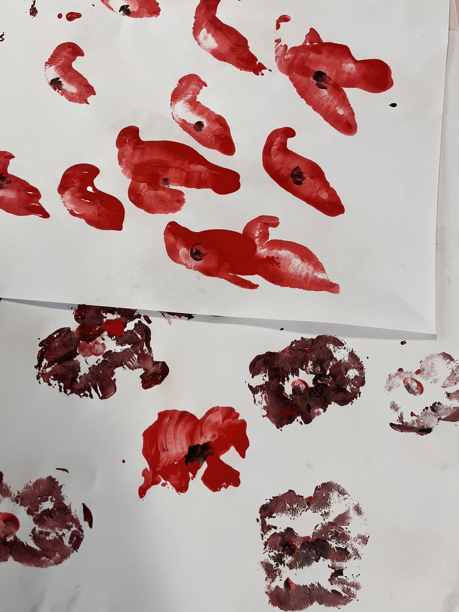Micklewrightr's tweet photo. Lest we forget.  Nursery were  printing beautiful poppies today. @aspear_ @LauraLord35 @RowParkAcademy #LestWeForget https://t.co/VH8GbRAqiS