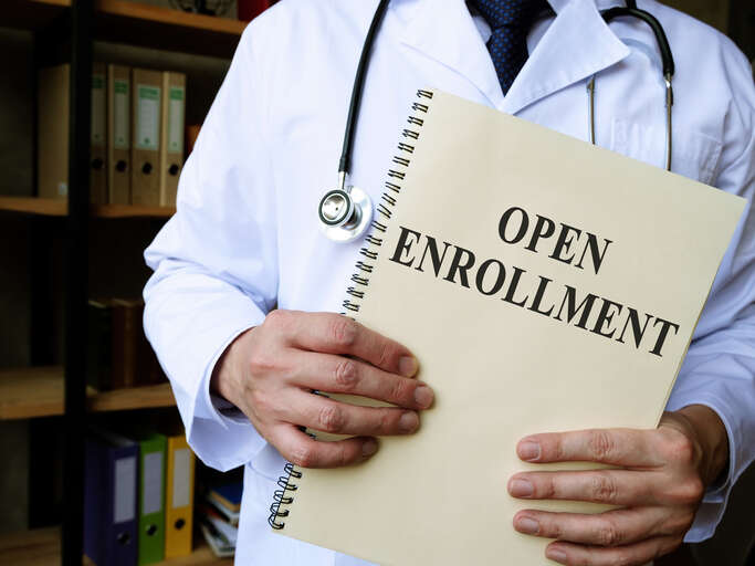 BBBBluegrassKY's tweet photo. @Medicare open enrollment is going strong. Please watch out for #scammers trying to trick you or your loved ones into giving out personal information or money to callers that are not affiliated with Medicare at all!   #startwithtrust  #openenrollment   https://t.co/crsjRLiYX0 https://t.co/URlzeYpsjv