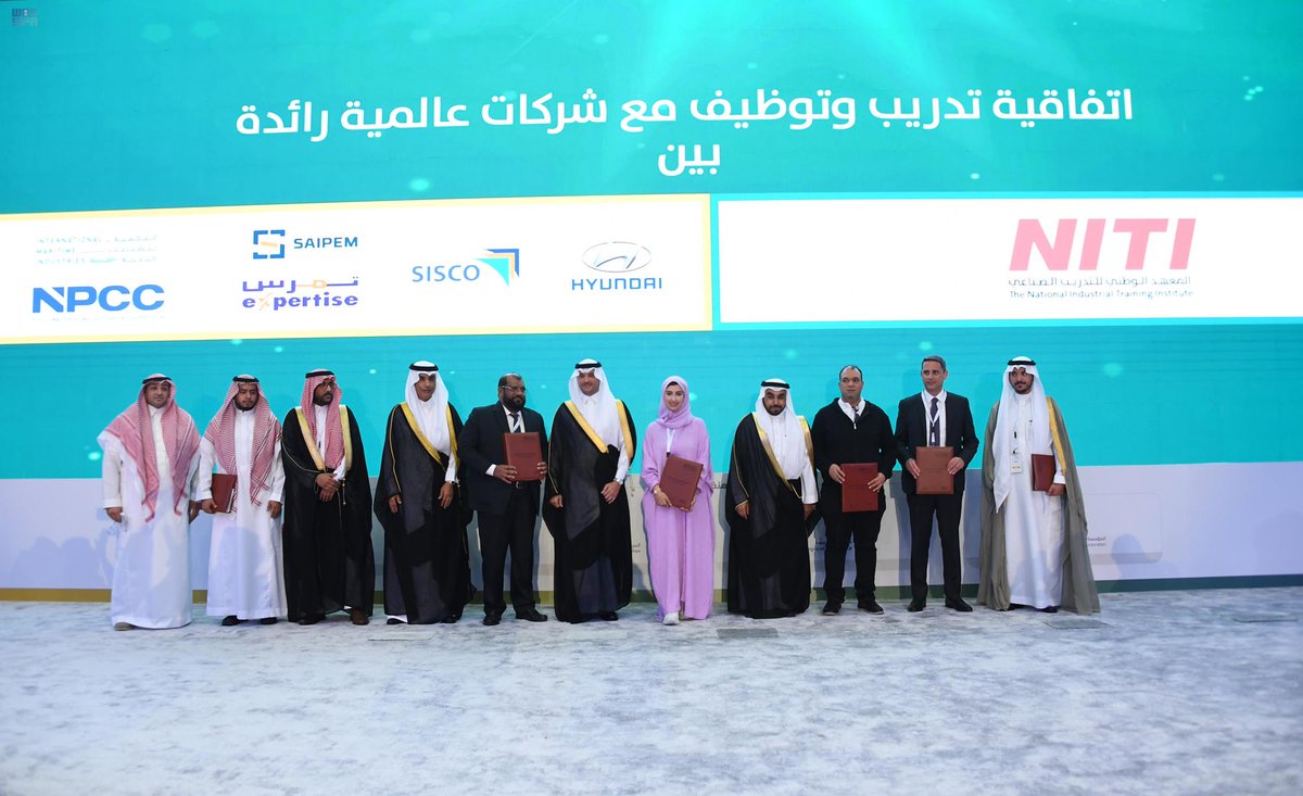 saudi24tv's tweet photo. سمو محافظ الأحساء يرعى انطلاق ملتقى المركز الوطني للشراكات الاستراتيجية ويشهد توقيع 12 اتفاقية تدريب وتوظيف. https://t.co/rI9WXpUJ11