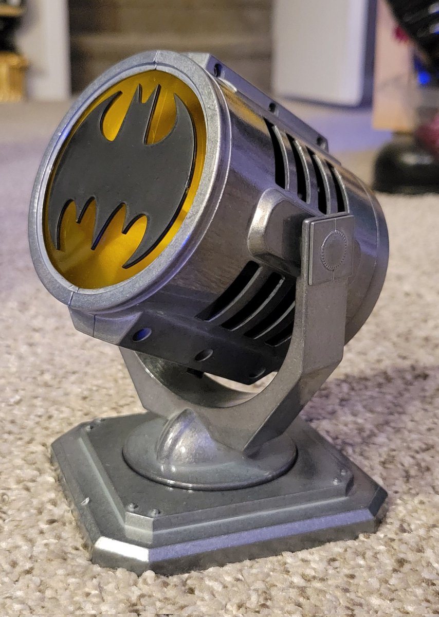 HolyBatPastor's tweet photo. This Bat-Signal is no insignificant lightweight toy: It packs some SERIOUS heft for its scale.
#ItsNotJustACall
#ItsAWarning 🦇
#Batman 👁❤️🦇 https://t.co/DOWWuJ0z6A