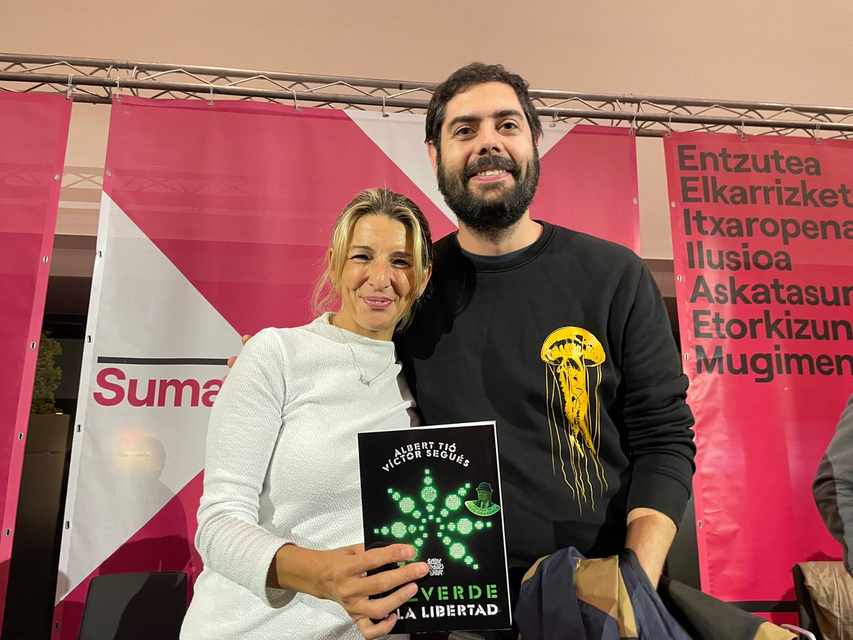 LuzverdeRc's tweet photo. Gracias a @Yolanda_Diaz_ por tu simpatía y apoyo con la pregunta del fumar aunque no consumas y mucha suerte con la plataforma Sumar. Un gran detalle admitir preguntas sin filtro y 💚 recoger el libro de @alberttio
y @VictorSegues11 
��👏👏👏 https://t.co/OBOKC8QzCS