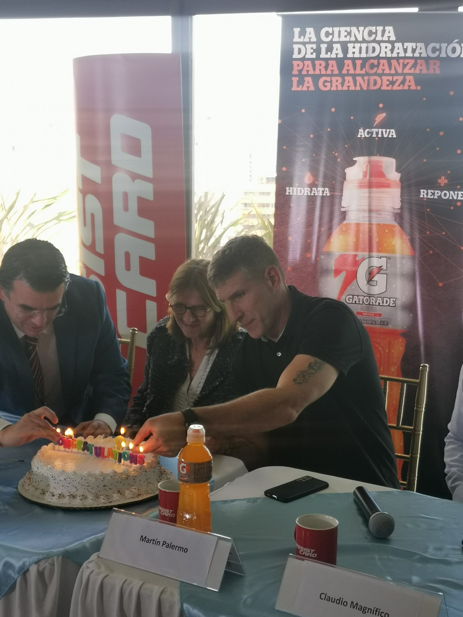 De lo más inesperado en la vida. Cantarle el \Happy birthday\ a Martín Palermo. 