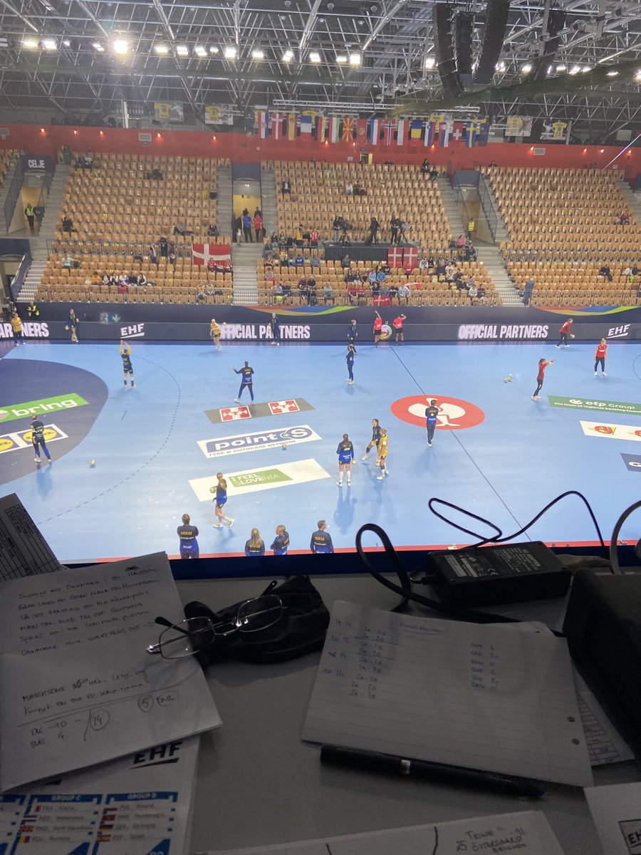 Ganska tomt på läktarplats i Celje, publiken går hem när Slovenien spelat klart.
Men <a href="/Radiosporten/">Radiosporten</a> stannar och ger er Sverige - Danmark kl. 20.30