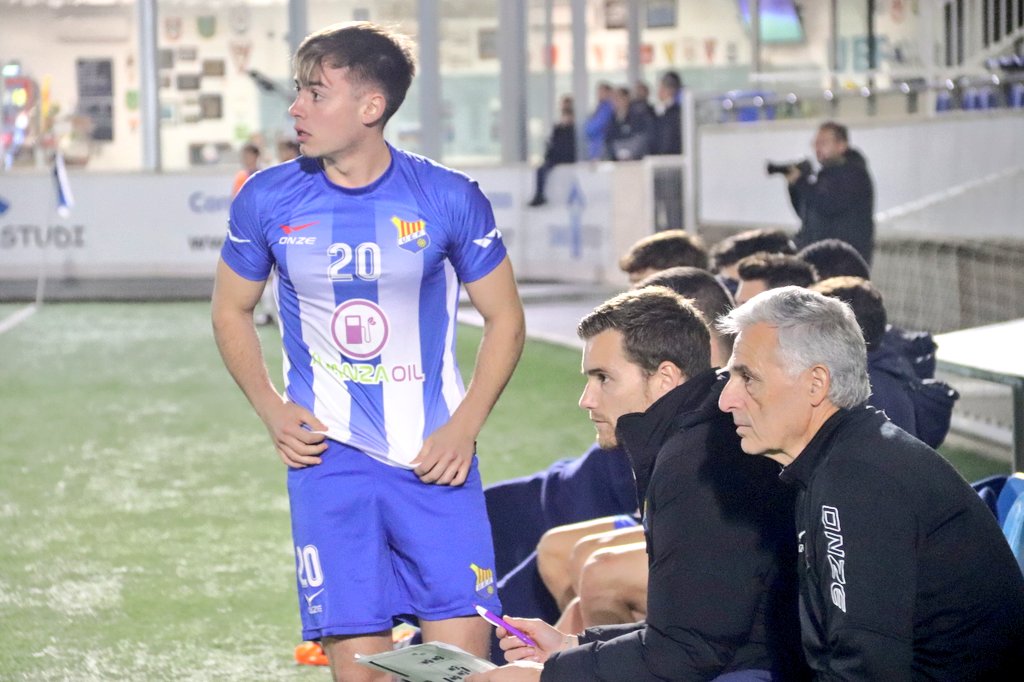 UEFigueres's tweet photo. 🆕 𝗗𝗲𝗯𝘂𝘁 𝗱𝗲 @tuubii6! El migcampista de Sant Climent Sescebes es va estrenar amb la blanc-i-blava contra el Can Gibert. Enhorabona, Joan!

🔜 Ja només queden per debutar @poltarrenchs i @Ikdiaz11, que s'estan recuperant de lesions.

#ForçaUnió #1cat1 https://t.co/YAIzAMpCWz