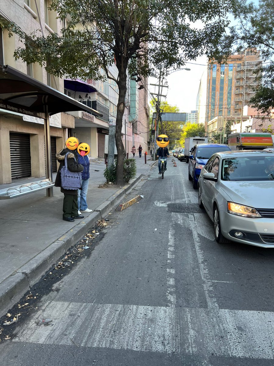 ivy_cleta's tweet photo. Hola @LaSEMOVI nos podrían ayudar a colocar correctamente el confinamiento de la ciclovía que se encuentra en la calle Monterrey @AlcCuauhtemocMx , Roma Norte. A partir de la esquina calle Puebla a avenida Chapultepec por favor. 👀 https://t.co/6r8u5j7kaa