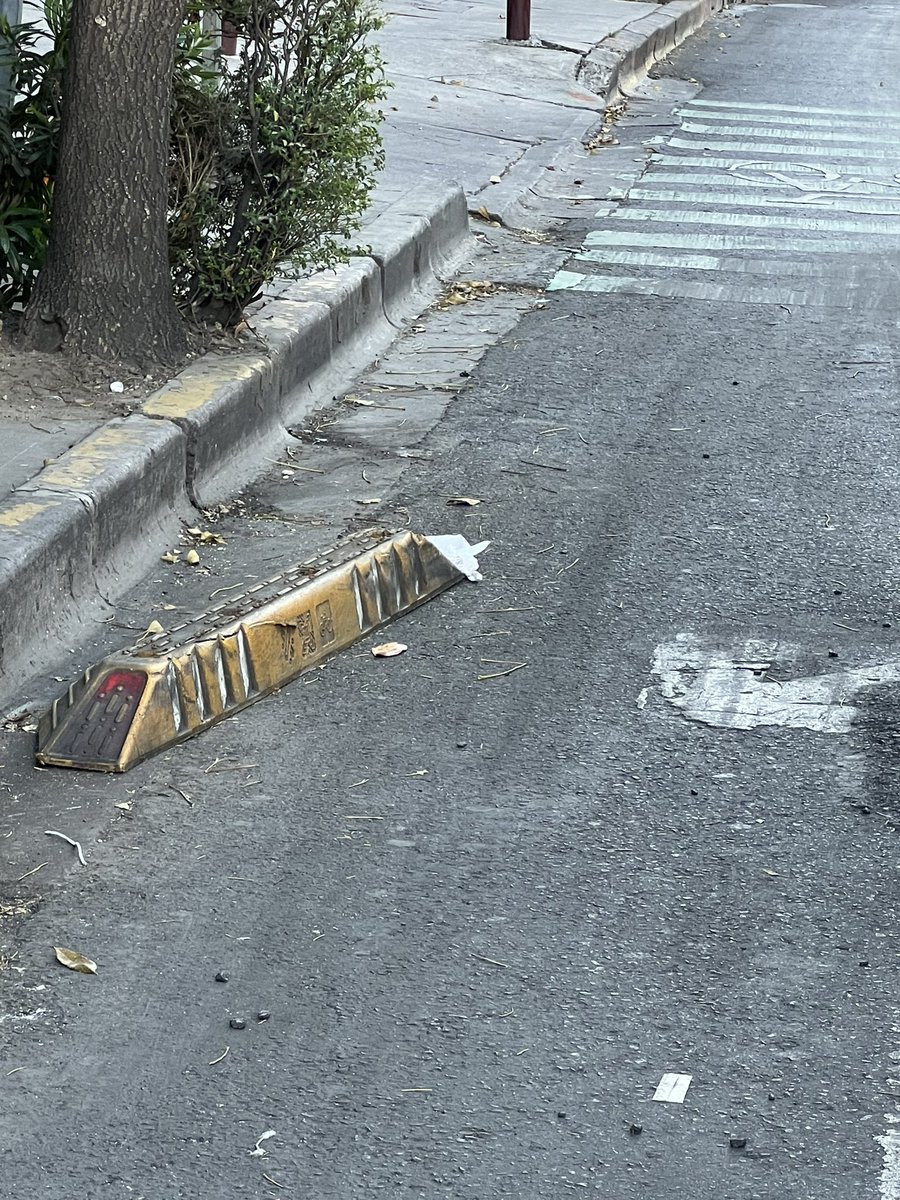 ivy_cleta's tweet photo. Hola @LaSEMOVI nos podrían ayudar a colocar correctamente el confinamiento de la ciclovía que se encuentra en la calle Monterrey @AlcCuauhtemocMx , Roma Norte. A partir de la esquina calle Puebla a avenida Chapultepec por favor. 👀 https://t.co/6r8u5j7kaa