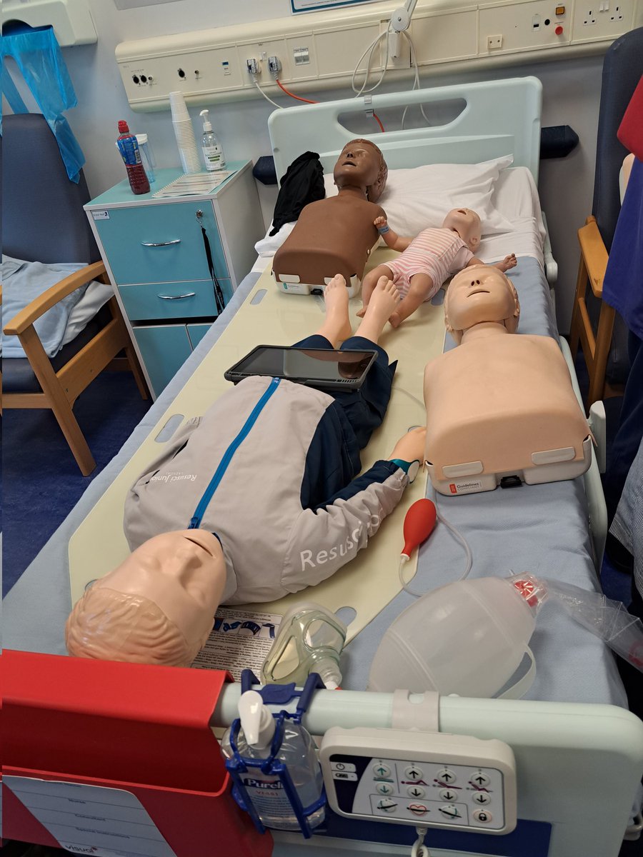 punc22louisem's tweet photo. Basic life support today 👩⚕️🫀🧠🫁 #simulatedward #lotslearnt #loveit #PUNC22 #Clinicalskills https://t.co/4BrSi5d3QI