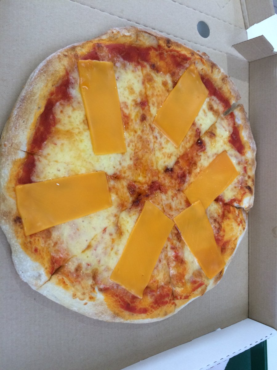 de_function's tweet image. А вот это здесь считается пиццей. В рублях шедевр стоит примерно около двухсот, но за ровно те же деньги здесь продают исполинские донеры длиной в руку, после которых себя не хочется убить.