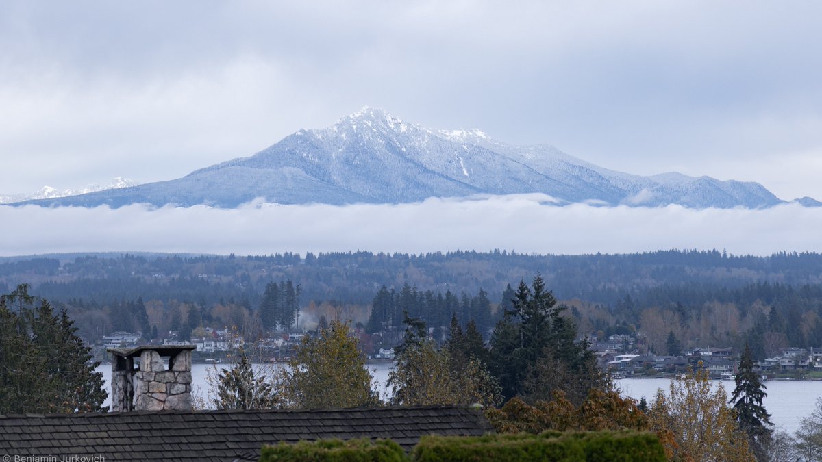 BenJurkovichWX's tweet photo. The Cascade Mountains look fantastic today. This is Mount Pilchuck flaunting it's fresh coat of powder while looming over Lake Stevens this morning. #wawx #snow https://t.co/40fcOQZOiz