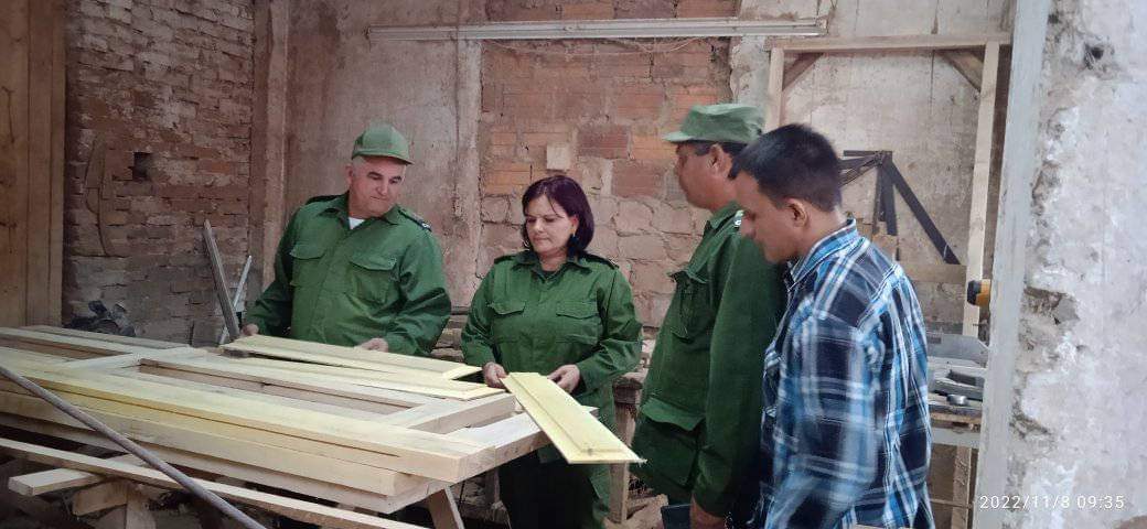 Recuperar toda la madera de los árboles afectados por el Huracán con condiciones para hacer módulos de viviendas  puertas,  ventanas y otros elementos es el propósito de las autoridades en #SanJuanYMartinez #PinardelRío,  #CubaViveYTrabaja